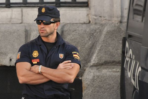 Spanish police clear undocumented migrants from Xuda Beach, clashes injure many