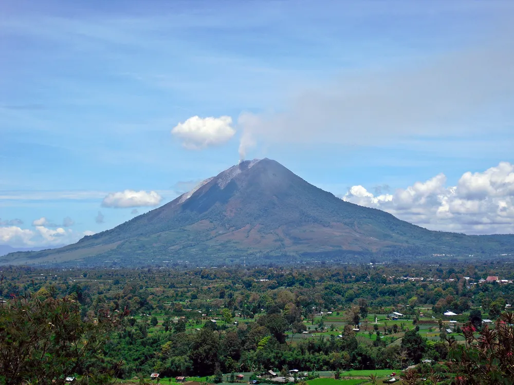 Mount Sinabung erupts, 3,500‑metre ash plume prompts evacuations