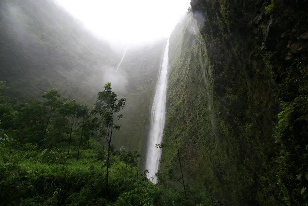 Hiilawe Waterfall