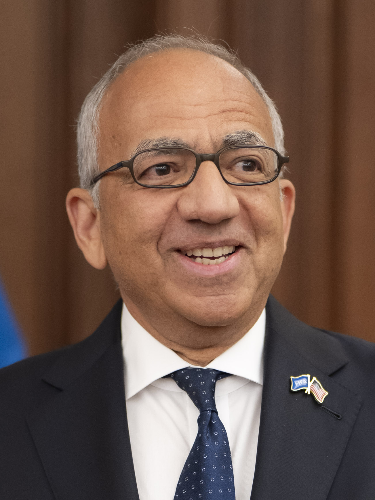 抗議FIFA將商業股權售予華爾街資本，主席資深顧問卡洛斯·科德羅無預警辭職