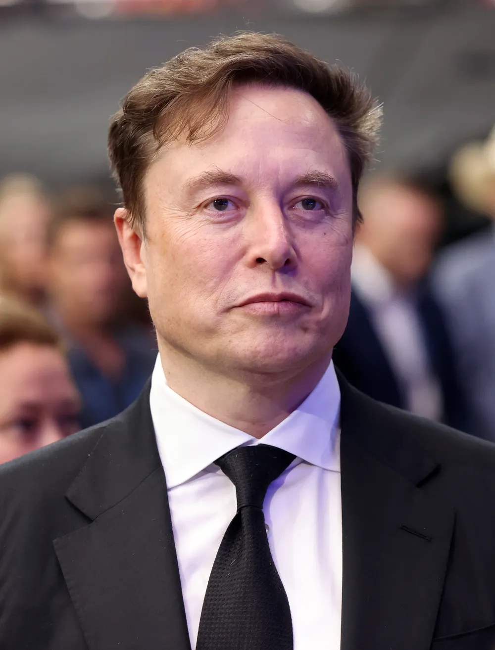 伊隆馬斯克成為世界首位兆億富翁，領導太空科技新時代。
