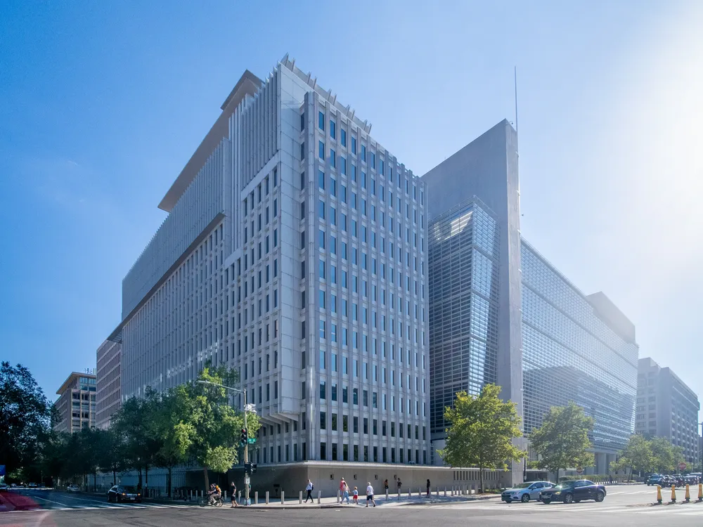 菲律賓被世界銀行歸類為上中等收入經濟體，反映其近年來的經濟成長和發展。
