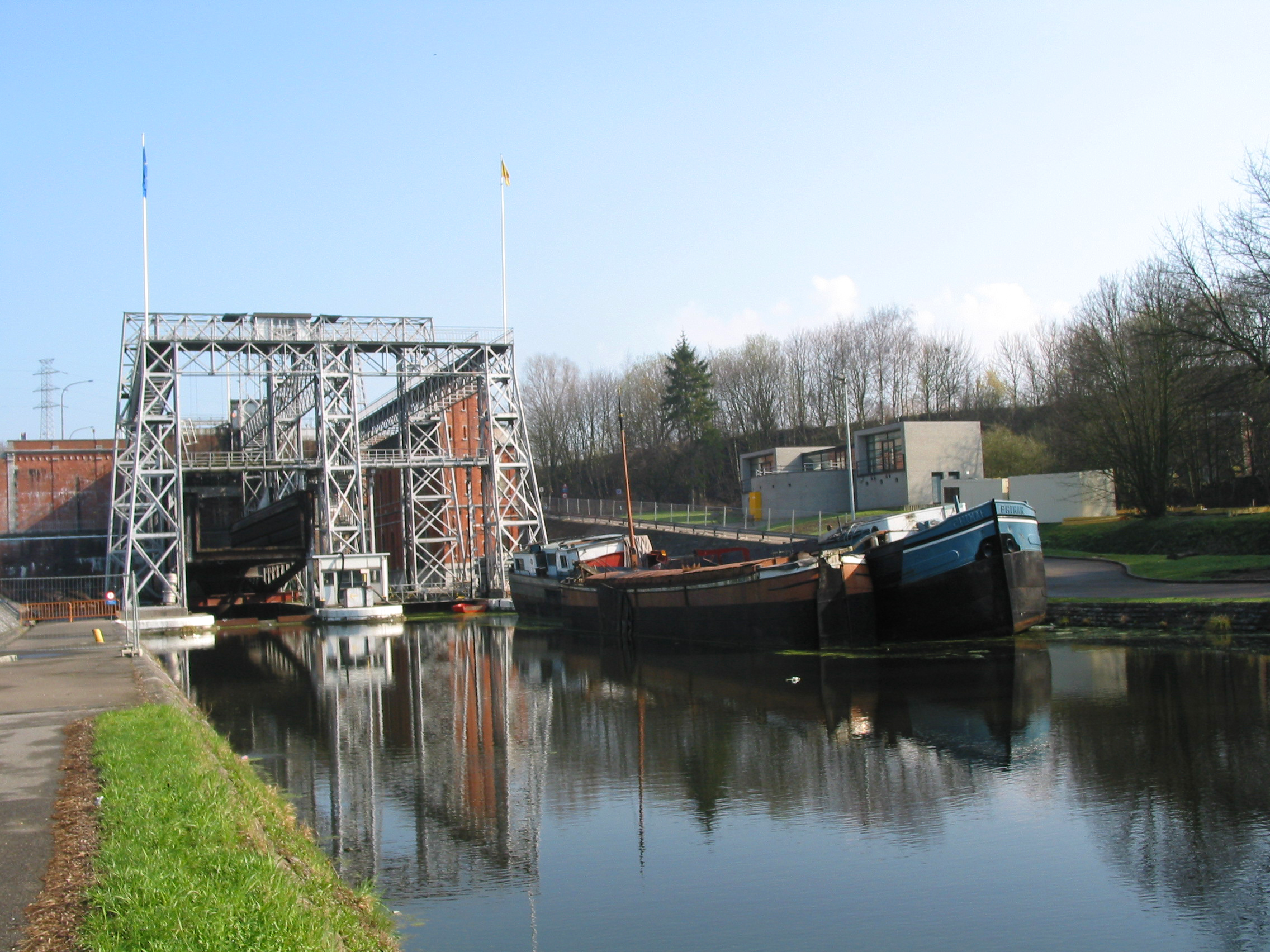 lifts on the old Canal du Centre