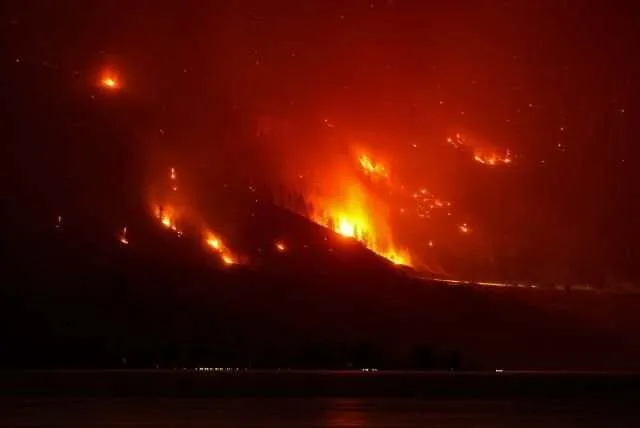 加拿大不列顛哥倫比亞州奧康甘地區爆發大火 至少20,000人撤离