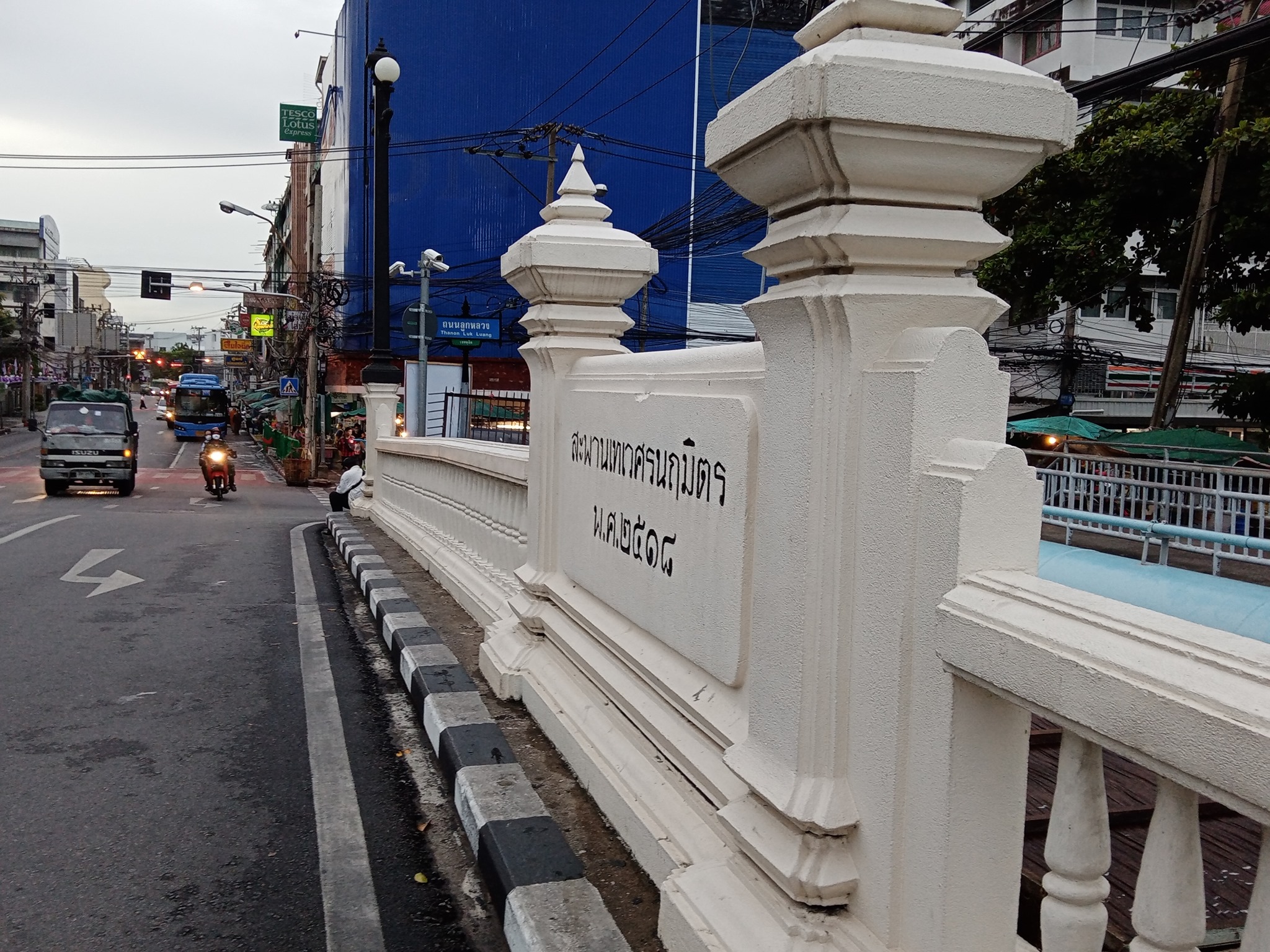 Thawet Naruemit bridge