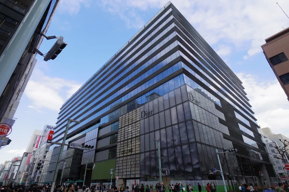 東京銀座購物中心發生意外事件，男子噴灑未知物質致20人受傷。
