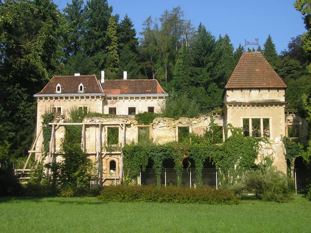 Opeka Manor