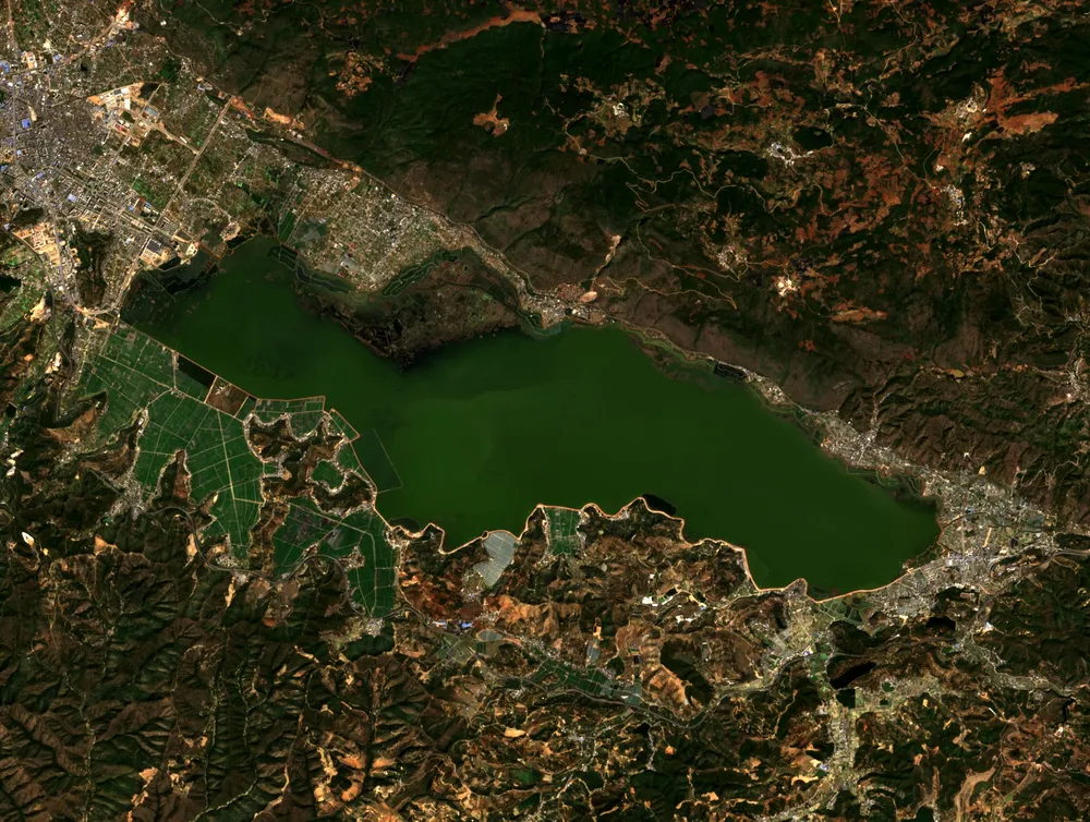 Yilong Lake