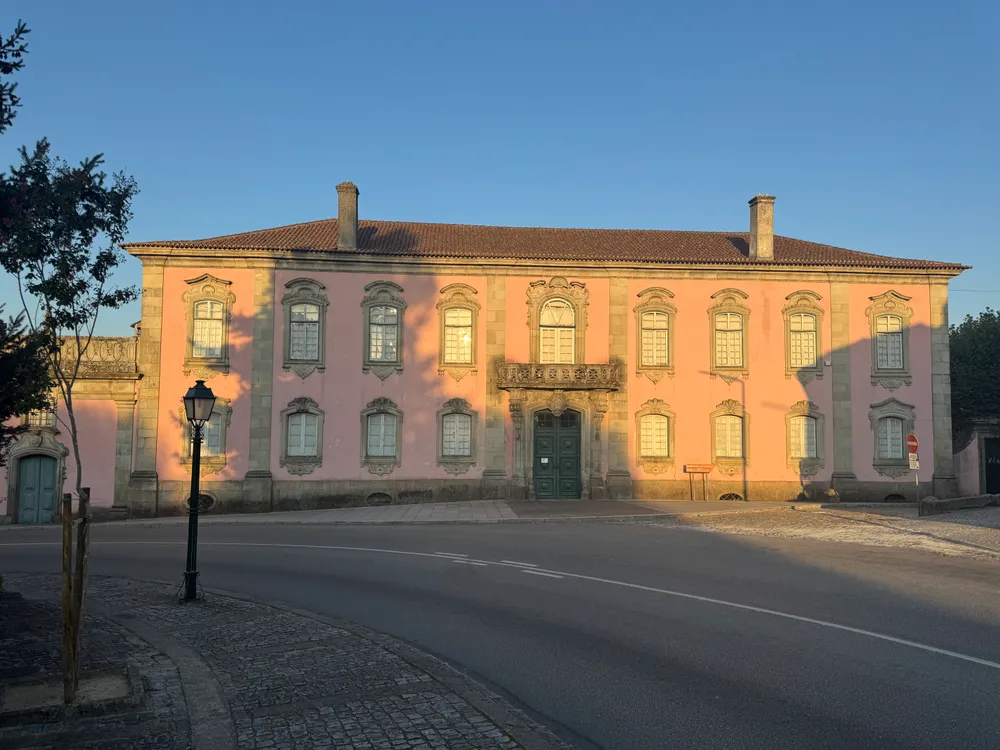 Palácio dos Condes de Anadia, constituído pelo palácio, jardins, quinta e mata anexa